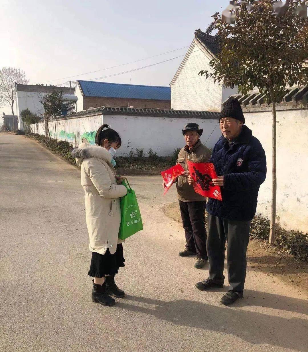 曹县庄寨支局:迎新春 送福字