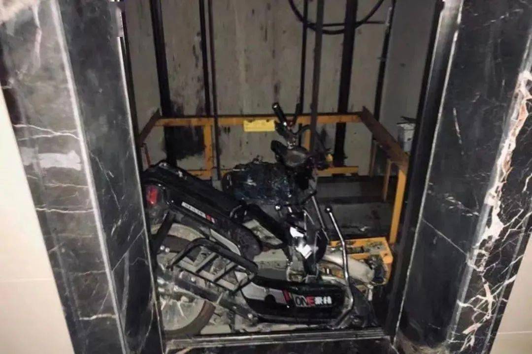 不爱护电梯自己伤了邻居要走楼梯了一业主骑电动车撞电梯门从14楼坠落