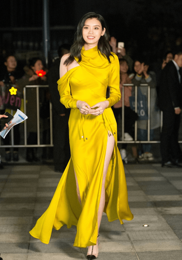 奚梦瑶这么穿衣服太个性了秀出身段更显曲线下衣失踪太妩媚