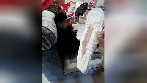 美女用姨妈巾恶搞男友女人的智商天上就是来恶搞男人的