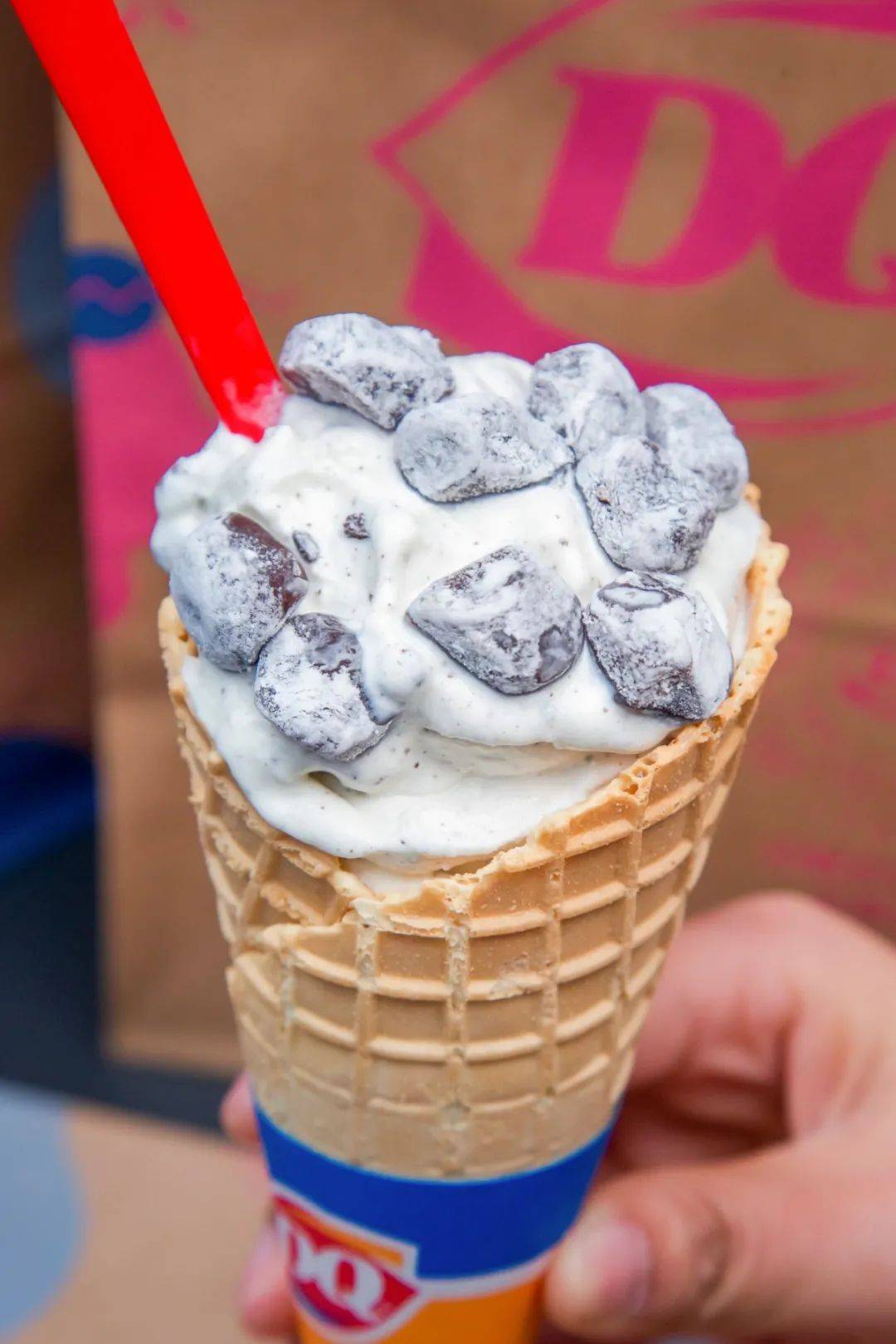 dq特色奶浆制成的浓郁奶香冰淇淋,顶部有dq独有