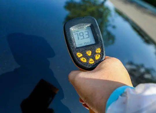 长期暴晒在烈日下你问过车的感受吗漆面老化龟裂密封圈失效都是因为