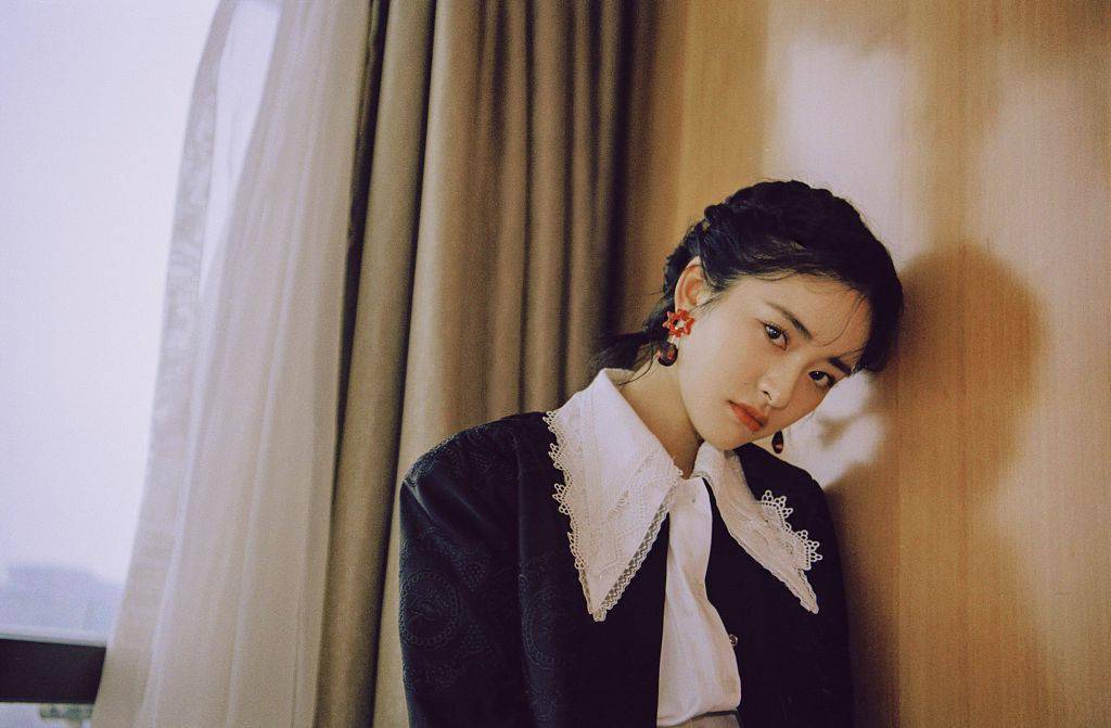 沈月甜酷造型迎小年 一头利落编发搭配红色耳饰年味十足_手机搜狐网