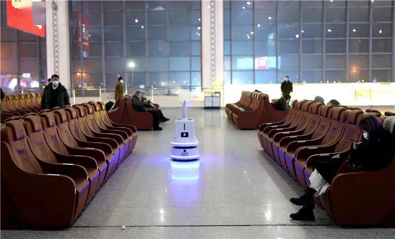 高铁湖州站来了两个"会冒气儿"的智能机器人