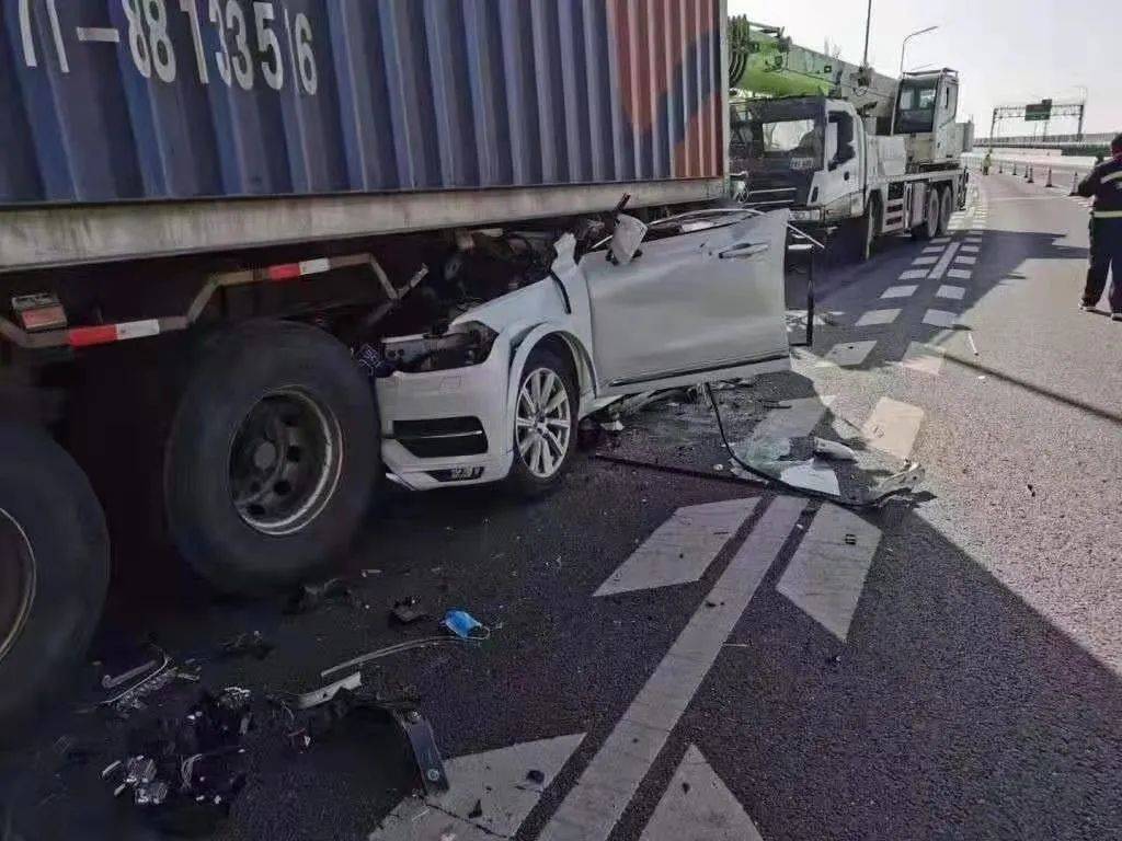 五菱宏光mini对撞奔驰五菱完胜