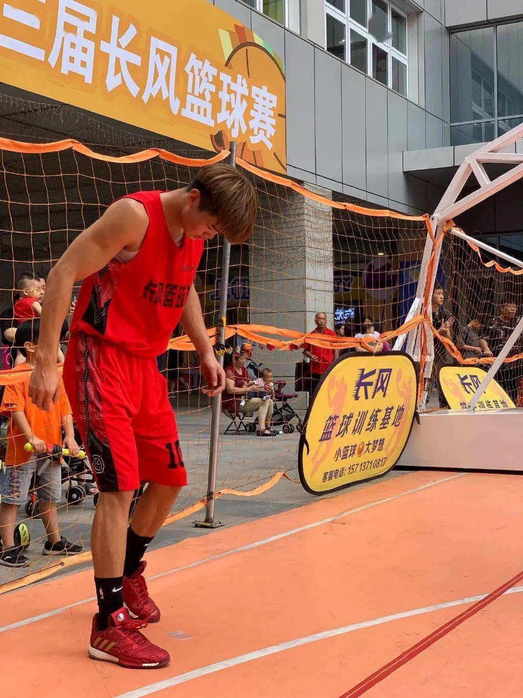 体院篮球帅哥撩衣竟有六块腹肌