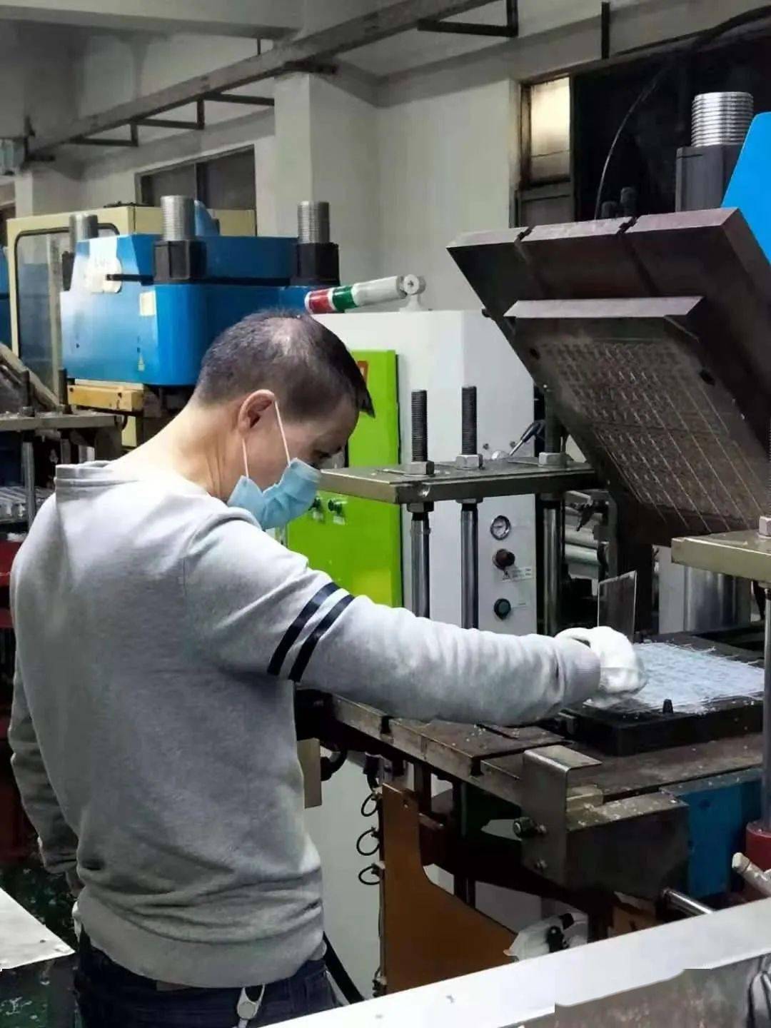 东莞信泰光学有限公司※ 电线电缆未规范穿管防护,电气设备未设置漏电