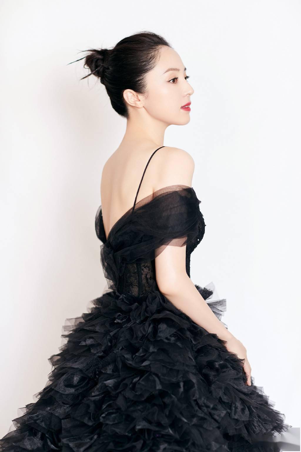 董璇低胸装迷人写真大秀好身材成熟女人味十足