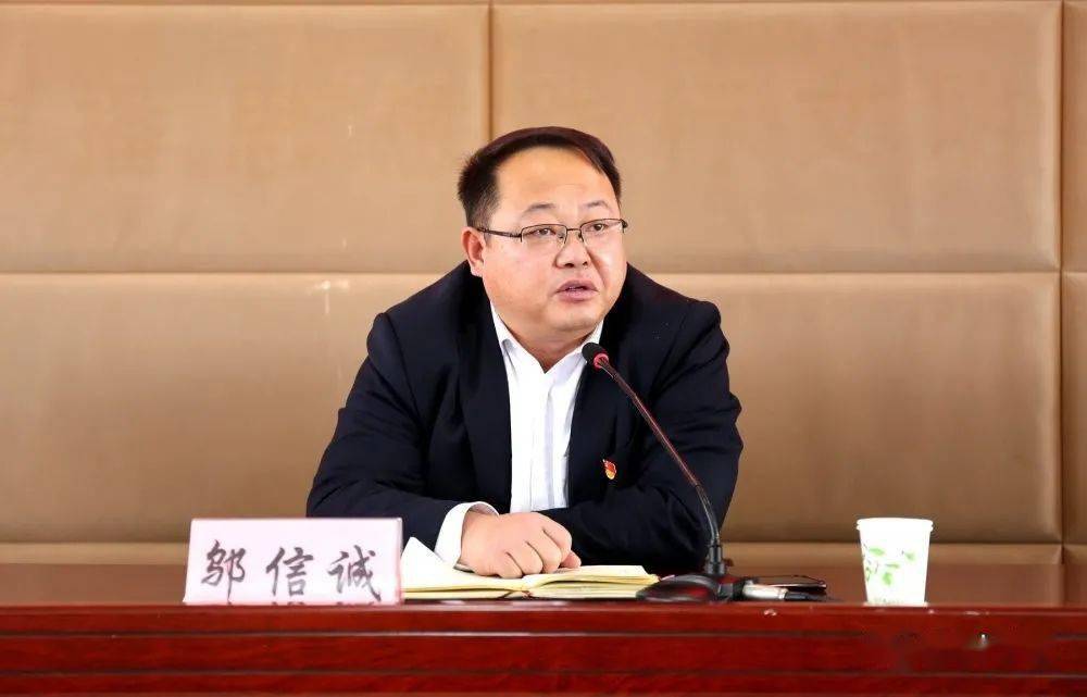 党工委副书记,办事处主任韩欣民传达上级会议精神并