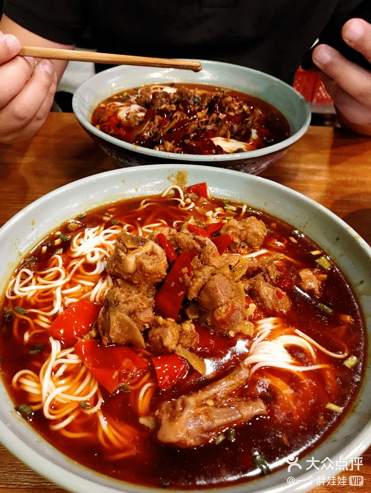 重面条是比较细的还有免费的海带汤可以喝推荐仔姜鸭子面,生椒牛肉面