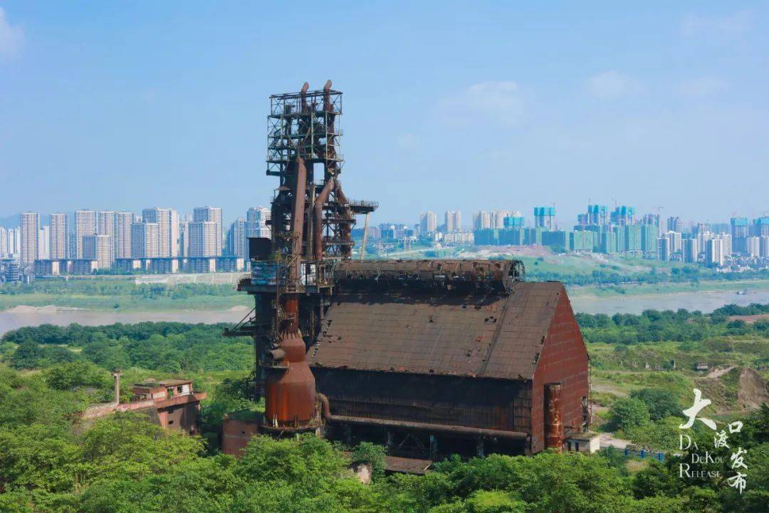 大渡口历史建筑厂房高炉和烟囱诉说着那段钢花四溅的峥嵘岁月