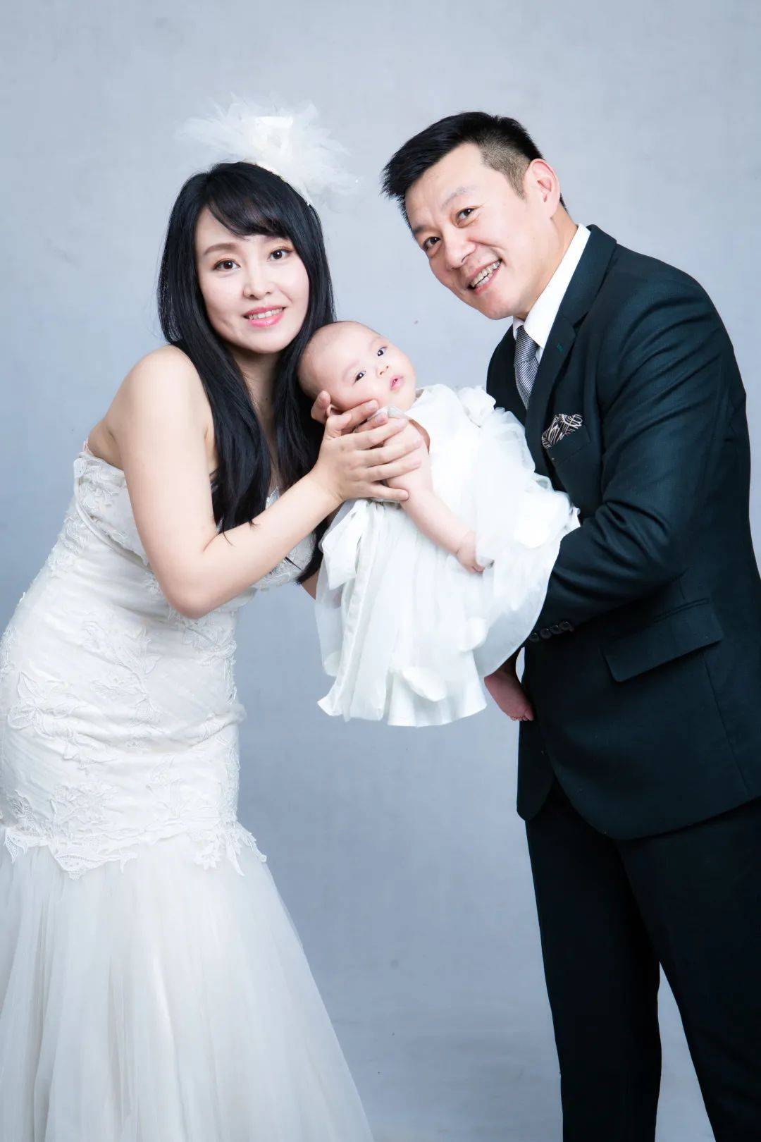 《界线》也很快会跟观众朋友见面了,赵岩松是导演更是演员,他的独门