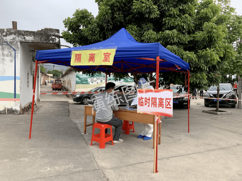 群众到临时隔离区重复测量体温