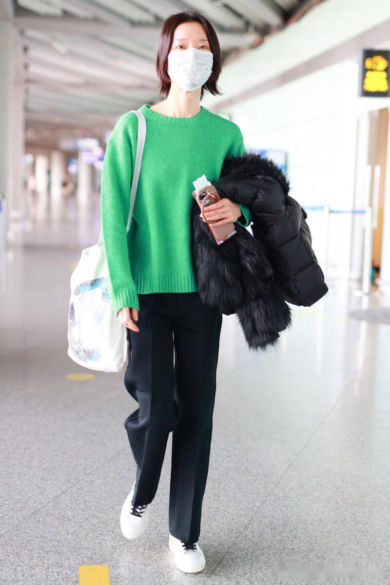 街拍:杜鹃黑色羽绒服 绿色毛衣 黑色西裤 白色运动鞋随性休闲_手机