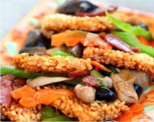 进行勾芡,再趁热把炒好的鱿鱼和大虾浇在制作好了的锅巴上面即可