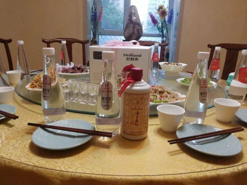 喝酱香酒为何要配矿泉水老司机都不知道的秘密