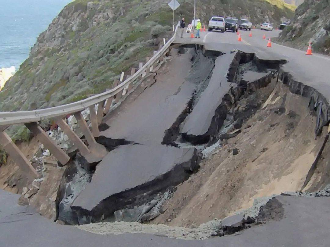 恐怖北美最著名公路因泥石流坍塌坠入太平洋这不是在拍电影