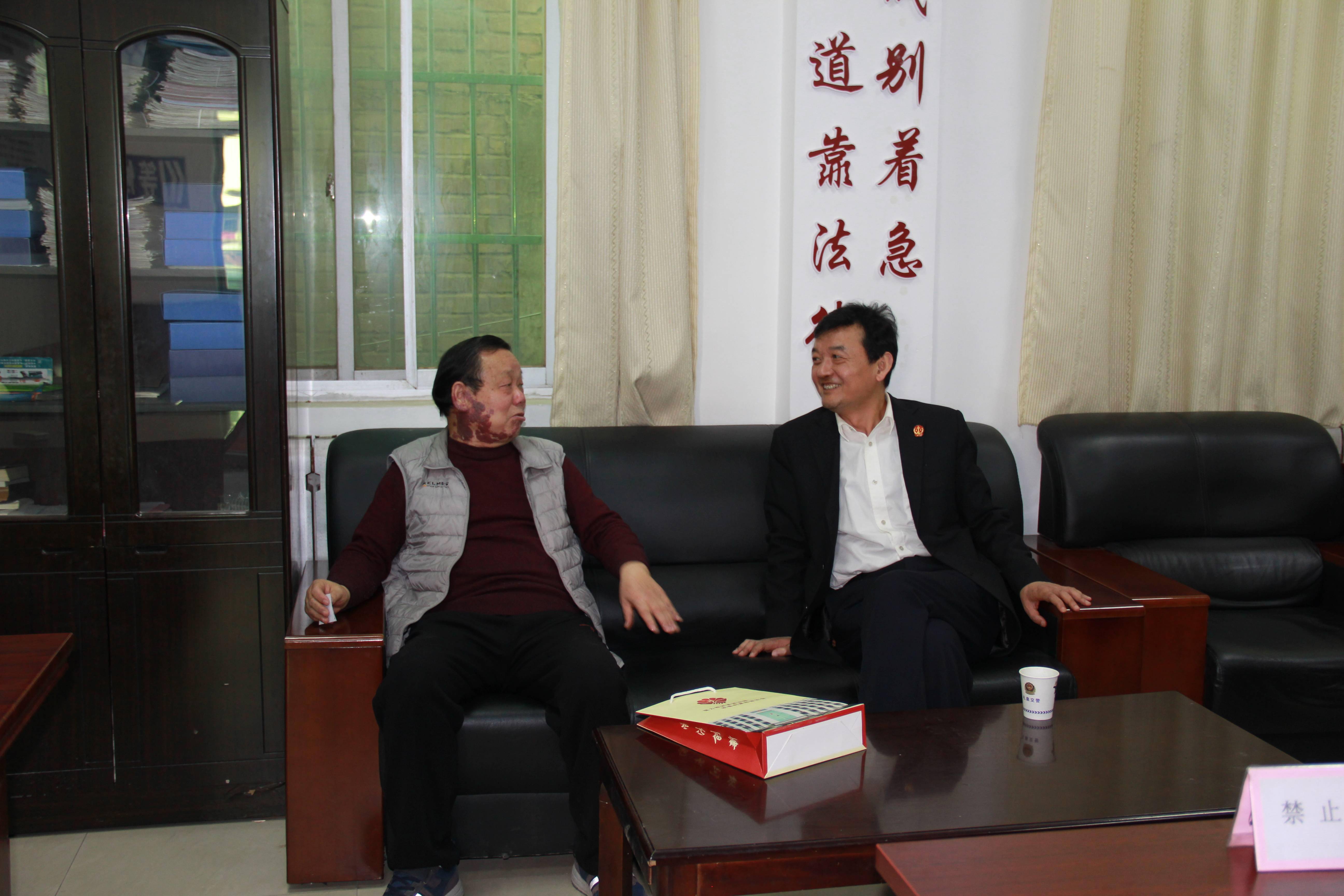 咸阳礼泉法院院长马亚军春节前走访慰问退休老干部