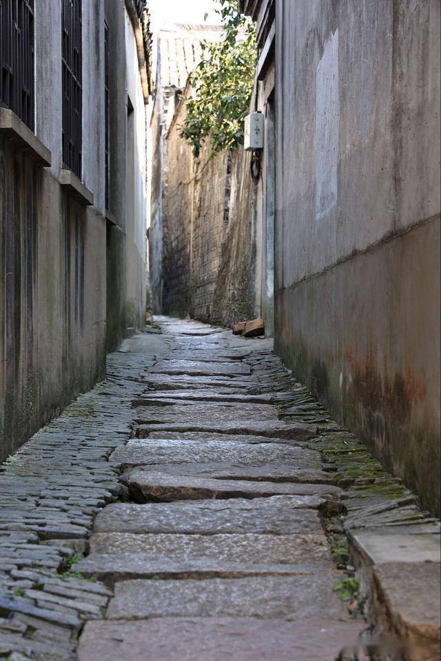 江南古镇的邂逅巷:300米长,80厘米宽,男女需侧身而过_小巷