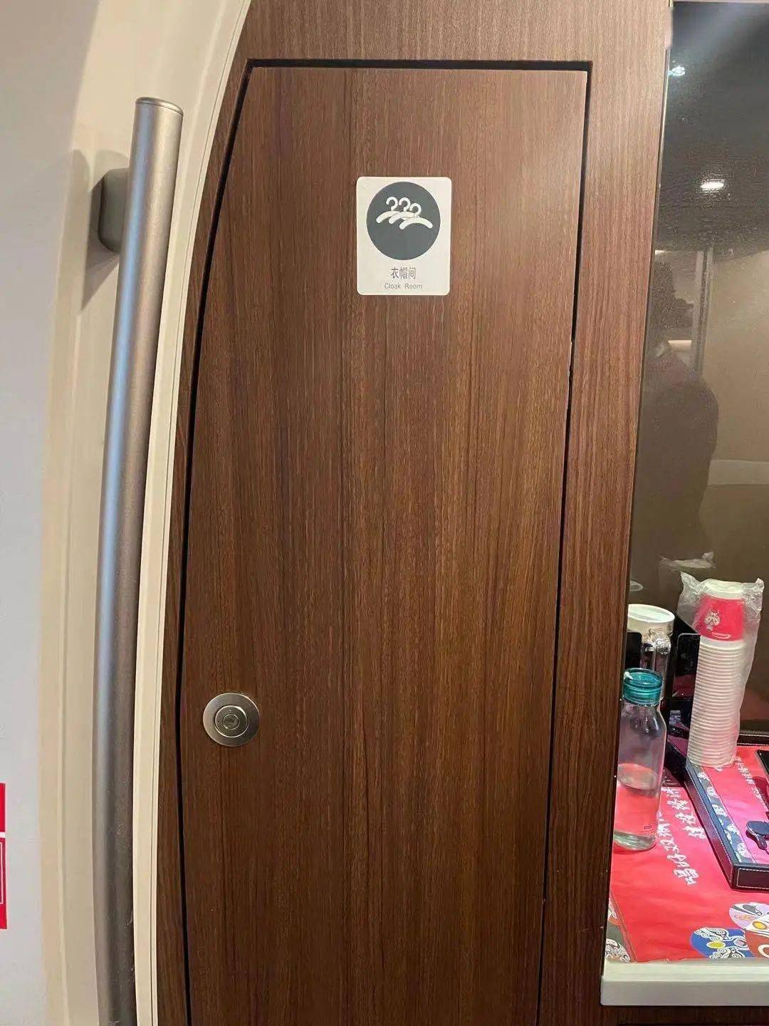 高铁上这些锁住的门你知道是什么吗?