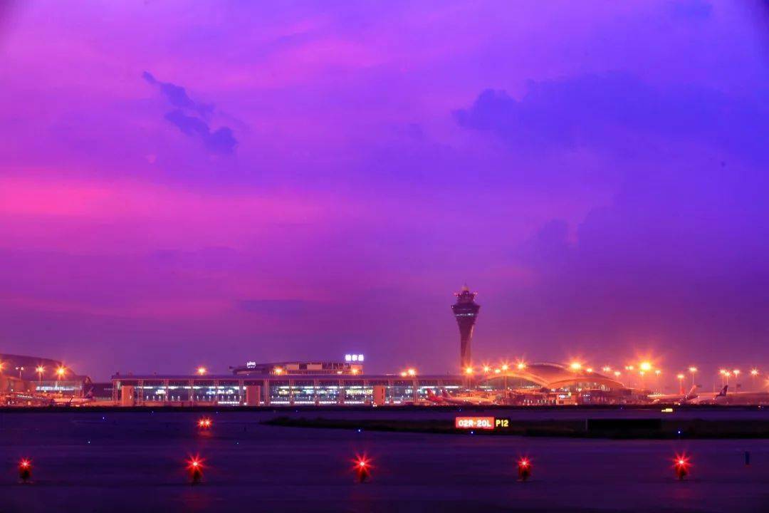 一線風采中南空管局白雲機場塔臺上觀天識雲的第32個春運