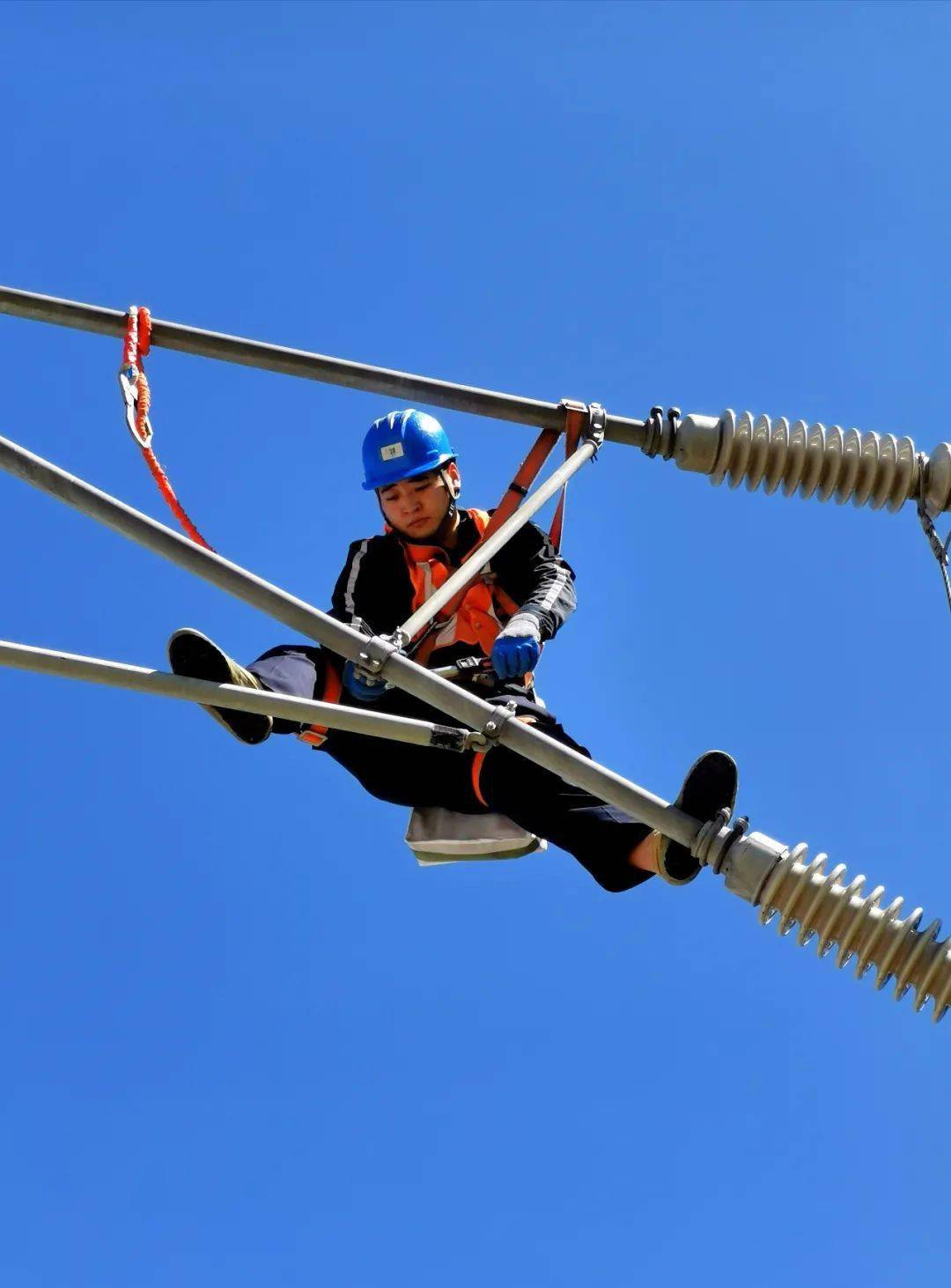 【新春走基层】太铁95后接触网工驻守一线确保高铁安全运行