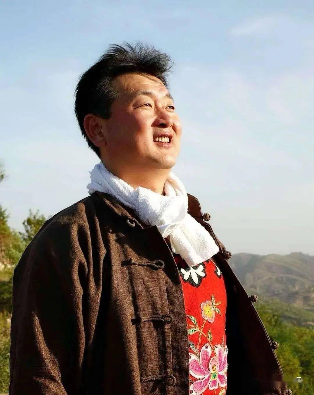 他就是艺海英才李海英,出生在陕北一个神奇的地方清涧县,这里走出了