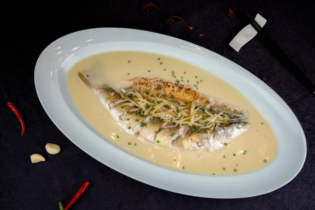 杭湾小梅鱼,拉钓鲻鱼,龙山黄泥螺等等,孕育着无比鲜美的滩涂海鲜,拥有