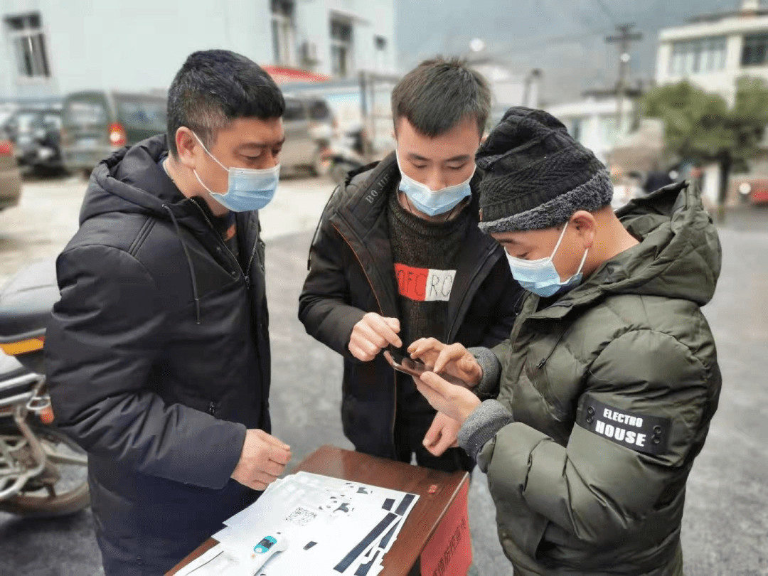 帮助农村群众申领健康码对口帮扶人员也马不停蹄地进村入社我县各部门