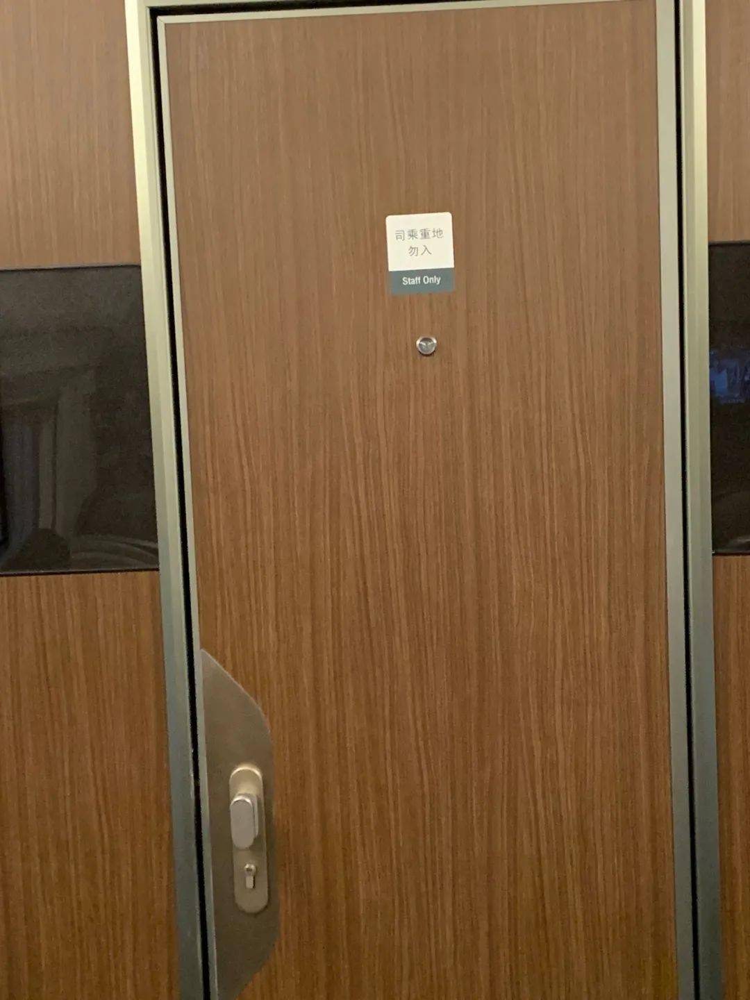 高铁上这些锁住的门你知道是什么吗?