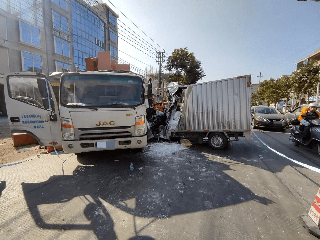 并调派里湖,赤岗专职消防队,前往现场协助处置.