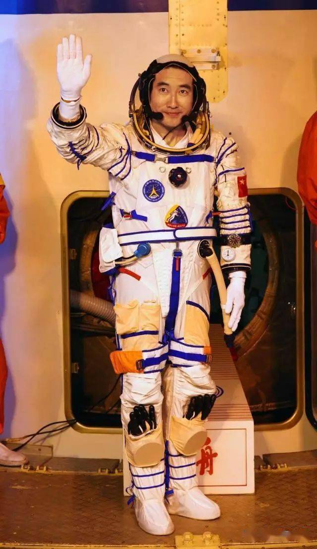 迪丽热巴上太空穿的舱内航天服有哪些神奇功能