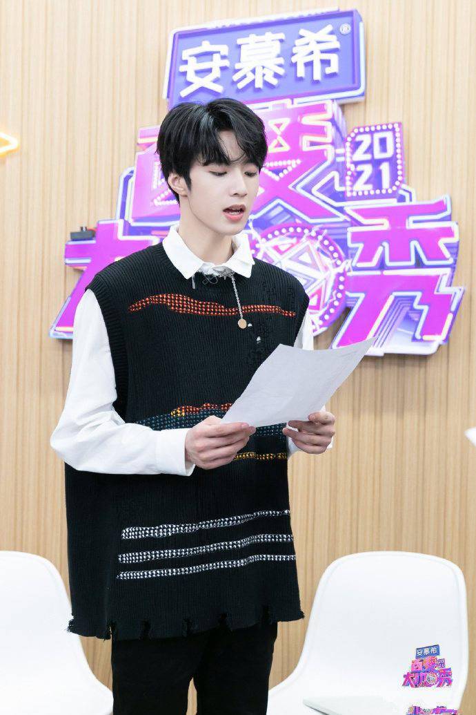 [消息]芜湖终于等到刘丸子新综官宣 刘耀文《百变大咖秀》打卡练习室