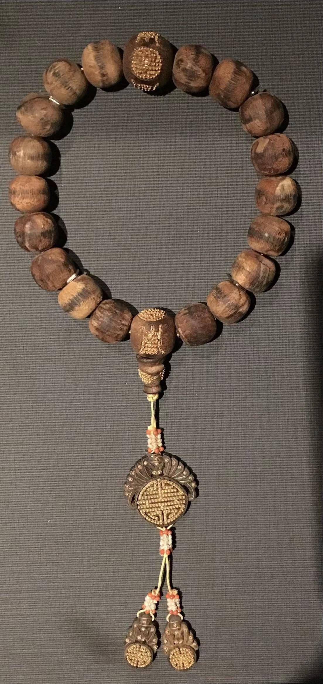 中桌上摆着铜胎掐丝珐琅鼎式香炉,香炉四四方方,配着木盖和白玉捉手