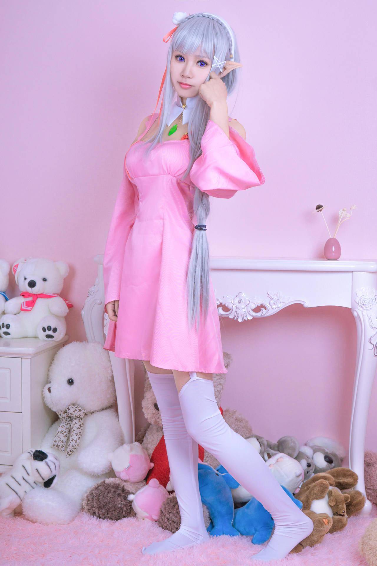 《从零开始的异世界生活》艾米莉亚粉色睡衣cosplay