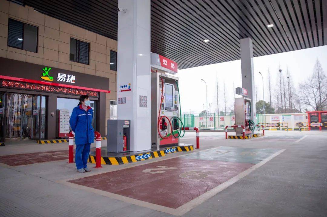 这里新开了一家加油站开业加油有优惠
