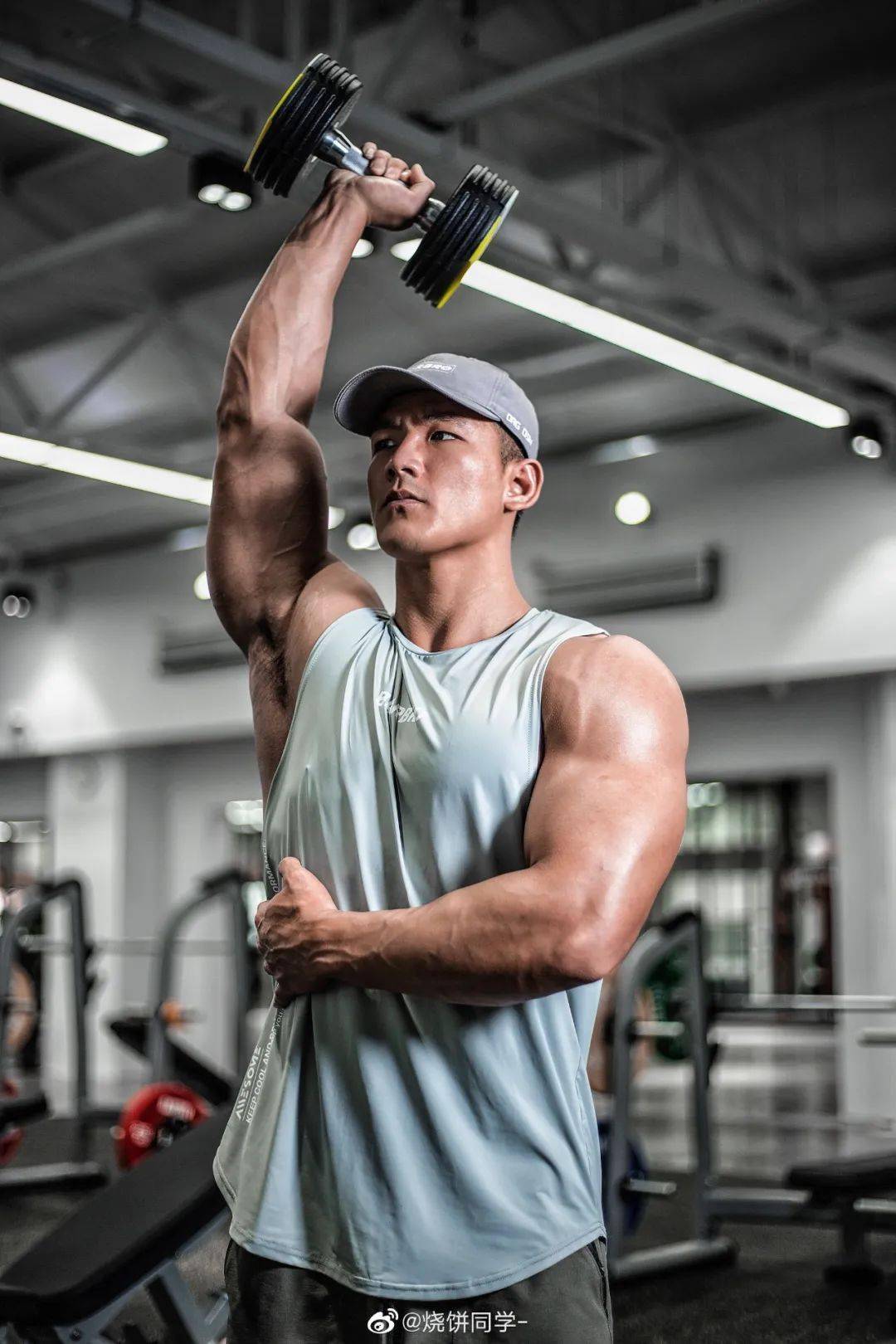 92年健身博主浴室照走红这肉体谁能抵挡得了