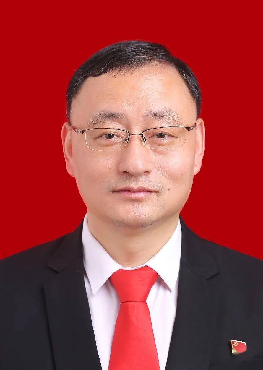 中共党员,籍贯浙江青田,现任青田县巨浦乡巨浦村党支部书记,温州市