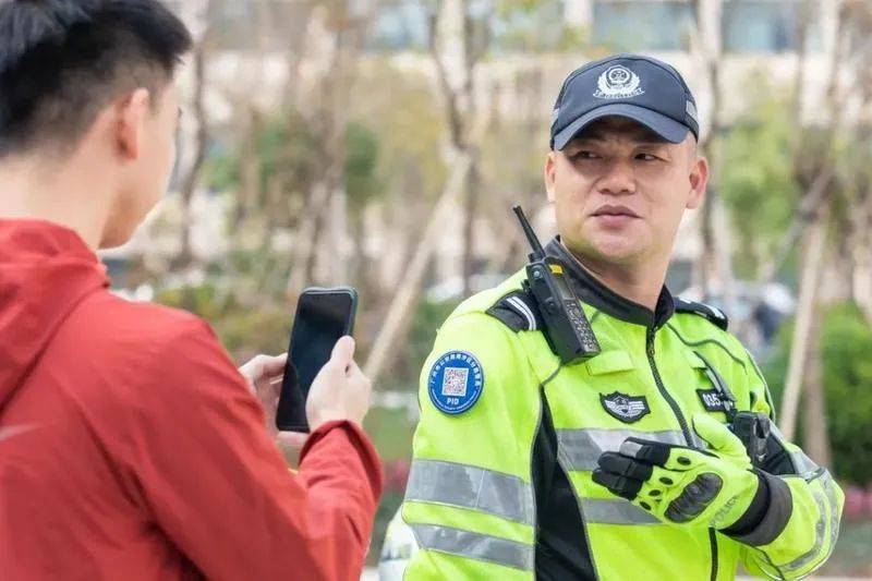 南沙|广州一地推警员二维码 网友热议：在线评价？坏人给警察差评怎么办？