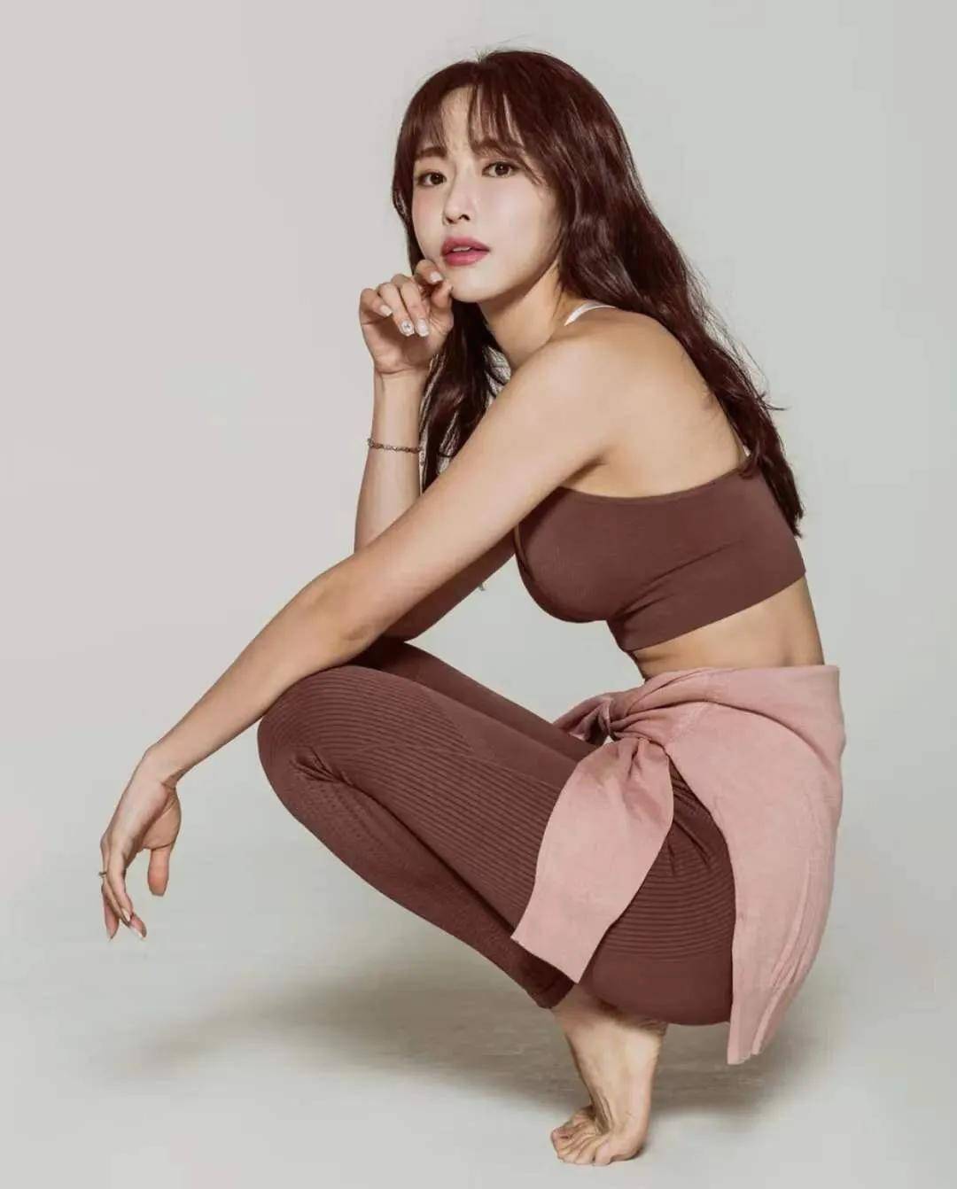 马甲线女神,被称为亚洲最想要的身材,再把一组练腹动作给你