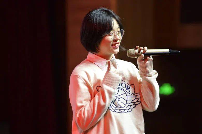 因为,周欣彤的声音实在是太完美了!