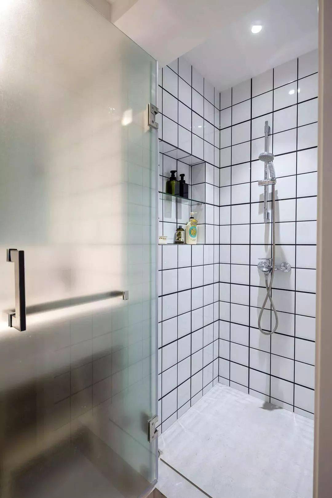 卫生间面积小点装上壁龛用起来方便多了