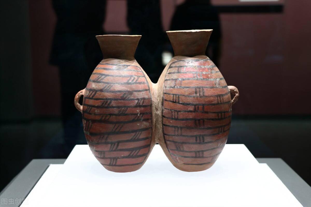 而此时我国郑州发现的西山古城,属于仰韶文化后期晚段的大河村文化