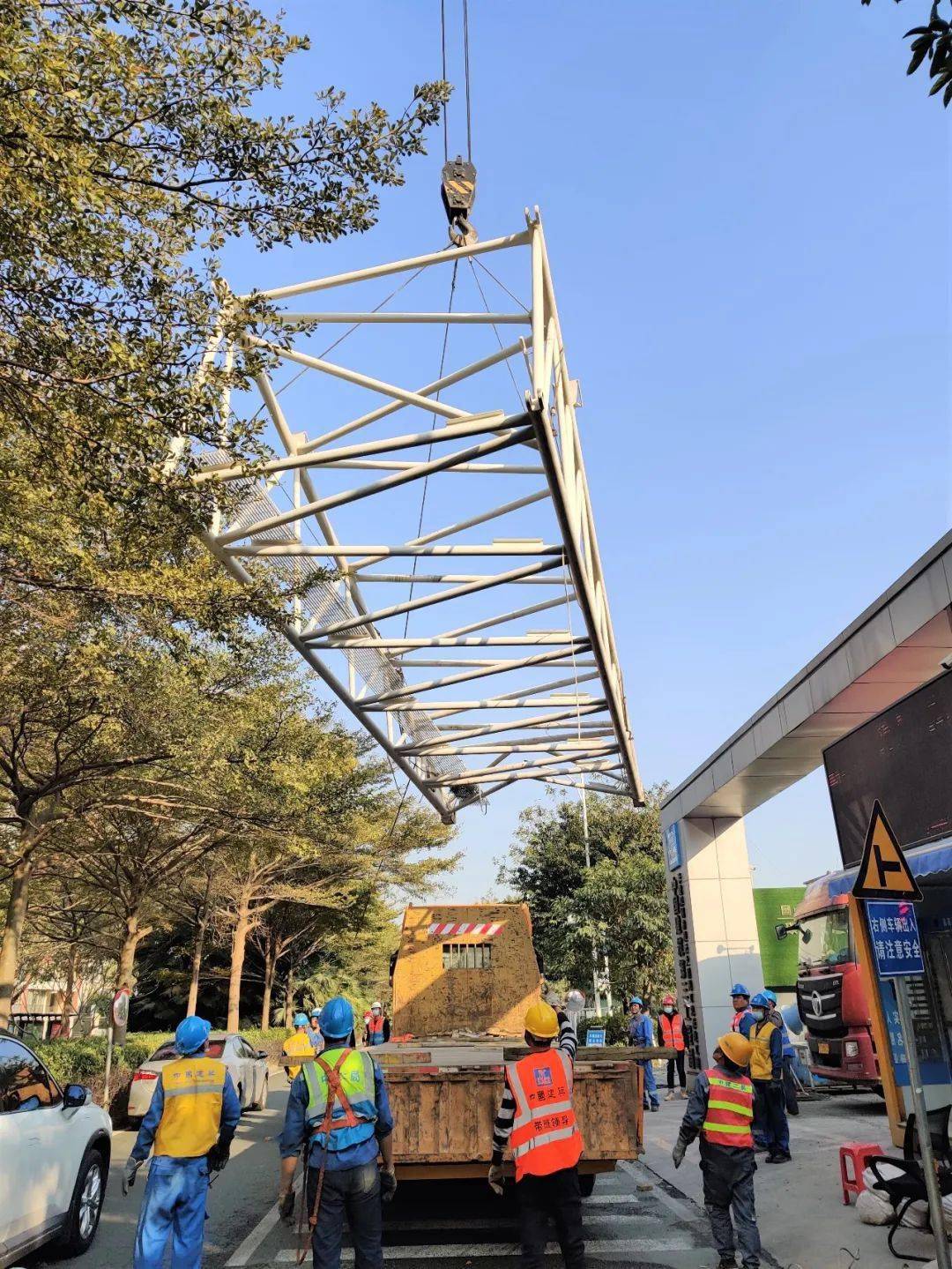 小机拆大机"的总体原则下m1280d在另一台巨型移动式塔机gmk7450的帮助