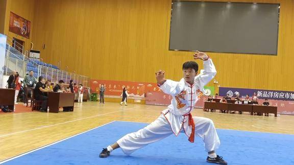 武术比赛现场实拍男子自选拳精彩表演