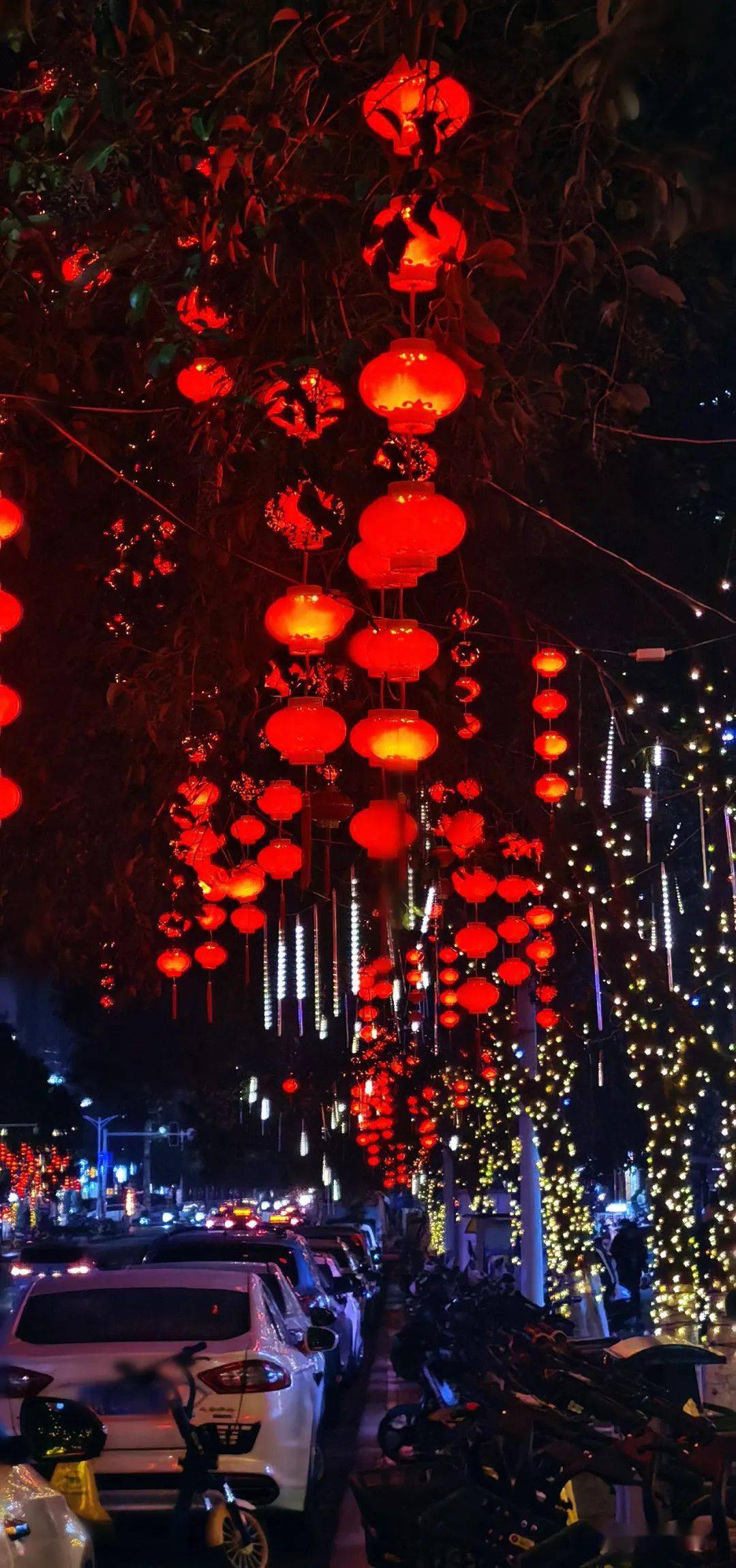 太美啦新密街头突然挂起了红灯笼各种彩灯年味十足请转给更多人看