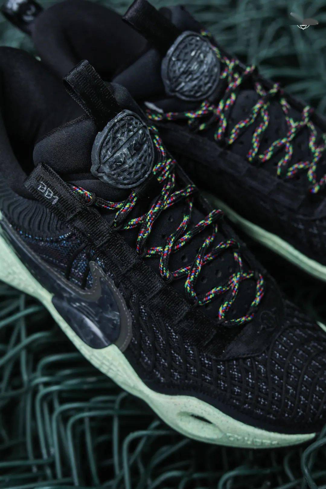 在外侧的nike crater foam上混合了标准的耐克泡棉以及10%的nike