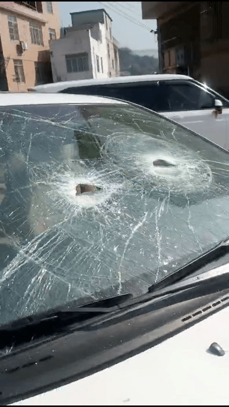 要紧玉林某村十几台小车被砸挡风玻璃何仇何怨