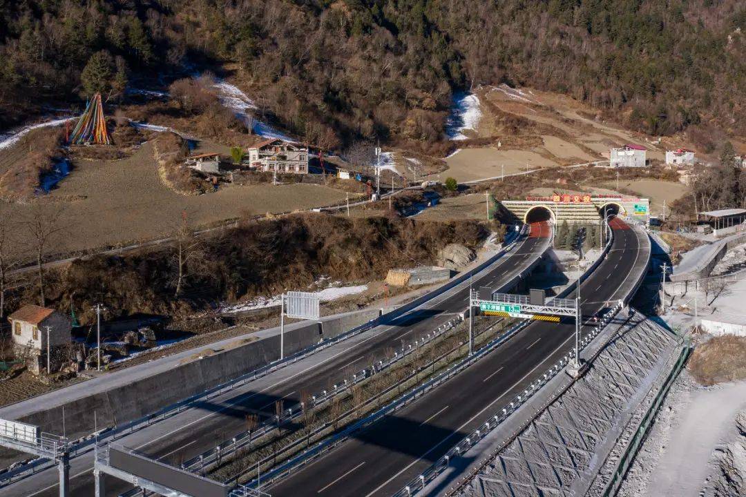 一条高速公路串起川西旅游长廊，成都3.5小时抵达马尔康