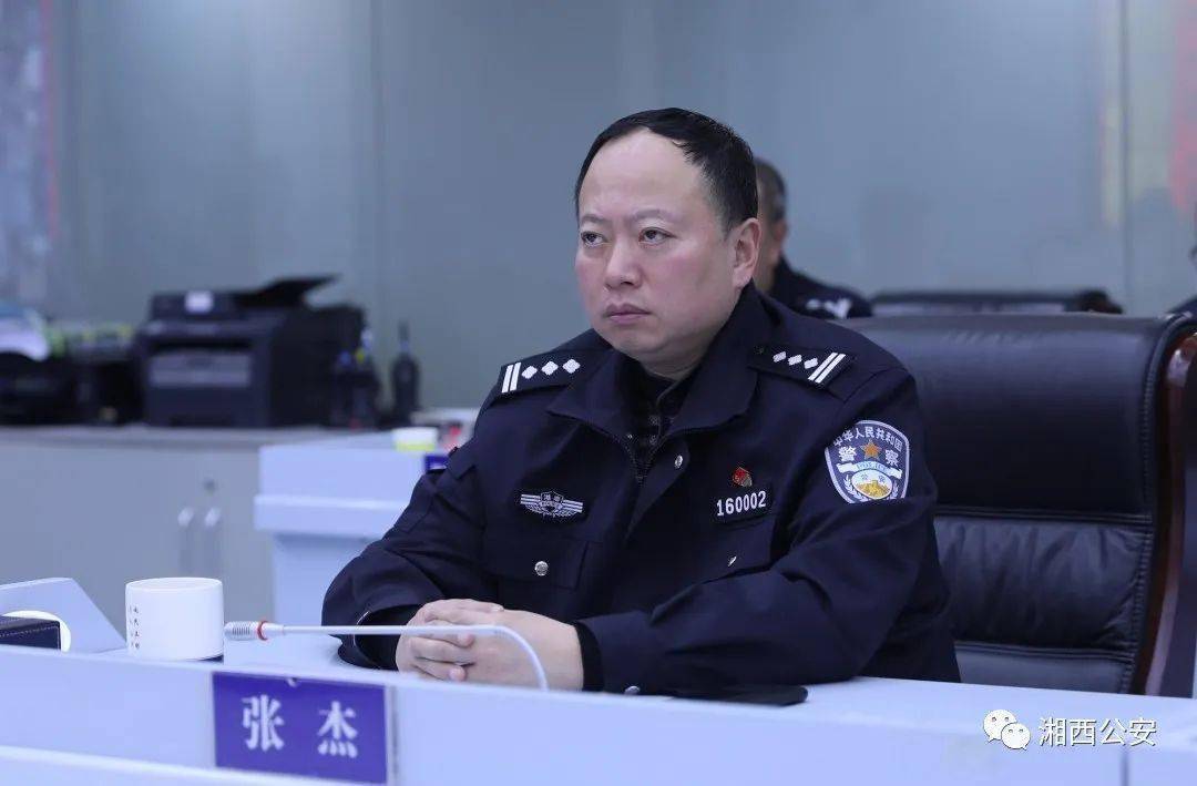 当晚7时30分,"春雷行动"动员会在州公安局指挥情报中心以视频会议形式